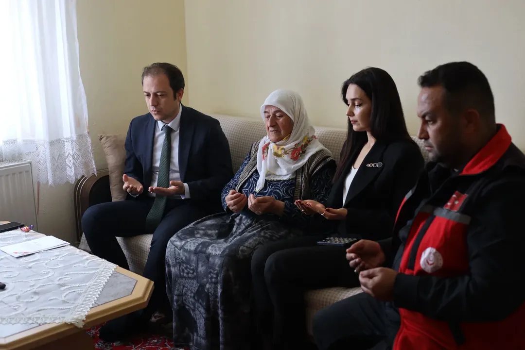 Kaymakamımız Sayın Engin Tok Kurban Bayramı Öncesinde Şehitlerimizin Kabirlerini Ziyaret Etti.k (9)