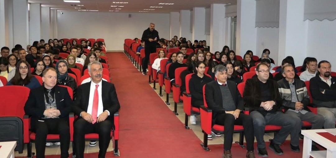Kırşehir Fen Lisesi Mezunu Vekil, Gençlere Başarı Sırlarını Anlattı (3)