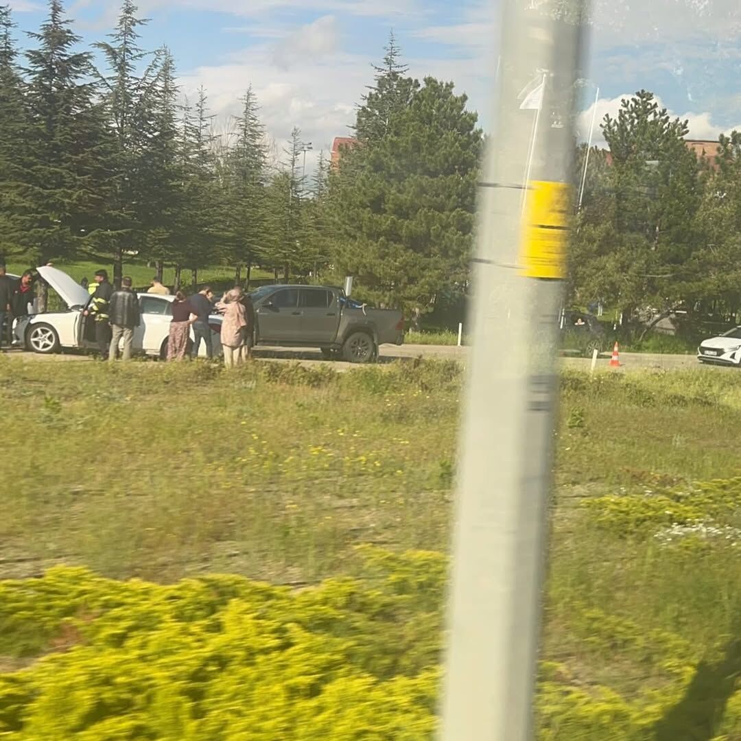 Kirşehi̇r Kaza Geçmi̇ş Olsuntrafi̇k Tikandi Şöförlör Federasyonu Önünde Kaza #Kırşehir #Tsof #Özbağ (1)