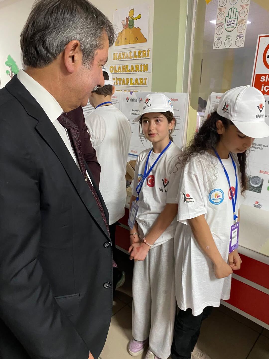 Prof. Dr. Erol Güngör Ortaokulu Müdürlüğü Tarafından Düzenlenen Tübi̇tak 4006 Bilim Fuarına Katıl (10)
