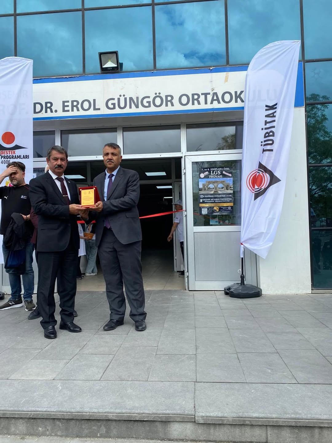 Prof. Dr. Erol Güngör Ortaokulu Müdürlüğü Tarafından Düzenlenen Tübi̇tak 4006 Bilim Fuarına Katıl (2)