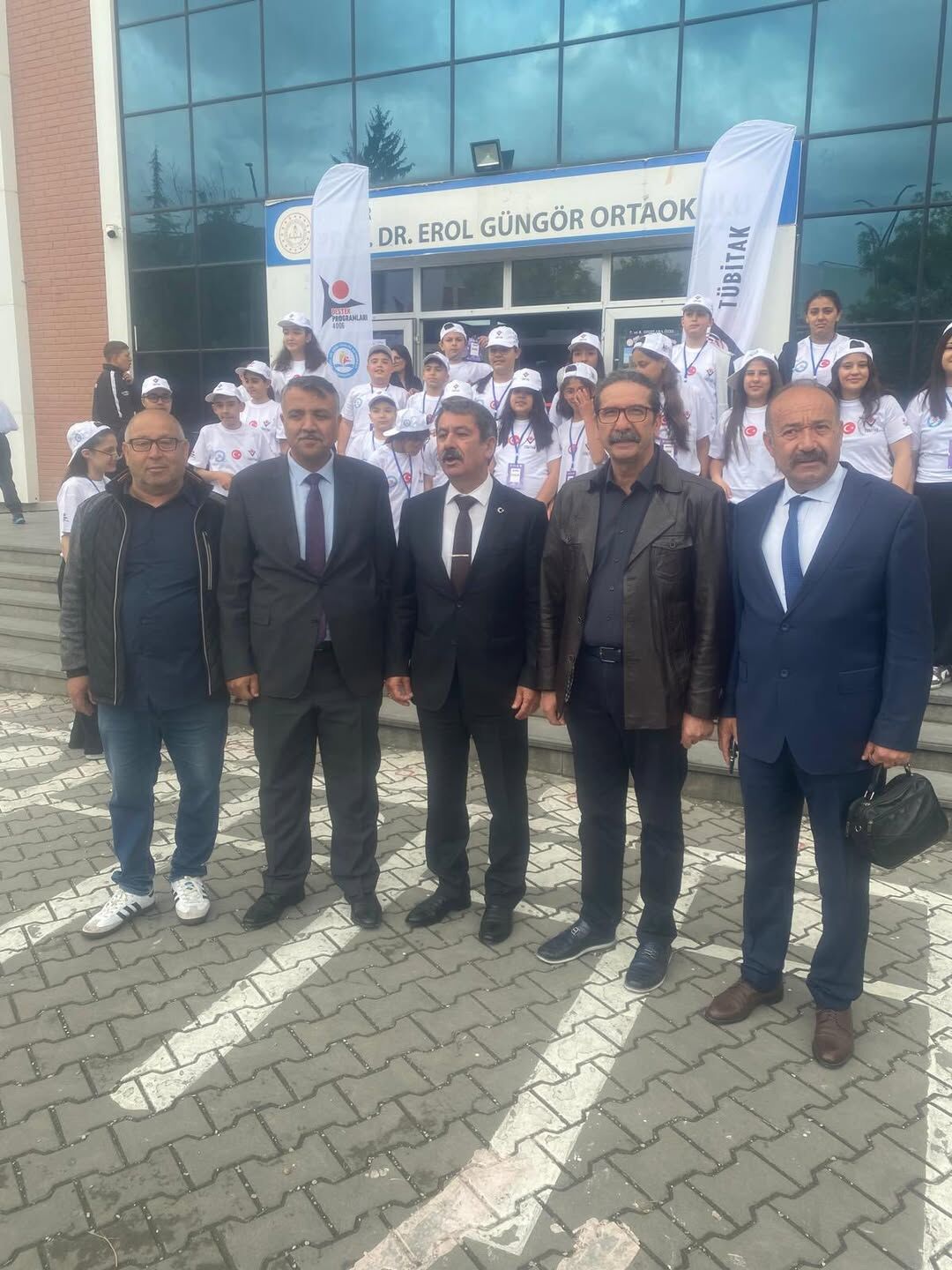 Prof. Dr. Erol Güngör Ortaokulu Müdürlüğü Tarafından Düzenlenen Tübi̇tak 4006 Bilim Fuarına Katıl