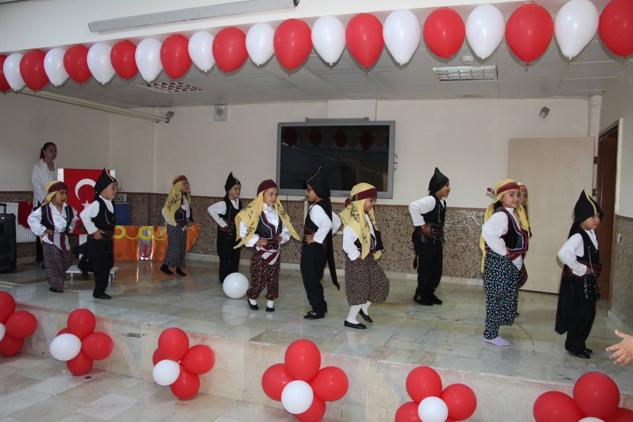 Akpınar’da Minik Mezunlar Sahne Aldı, Kep Attı 1