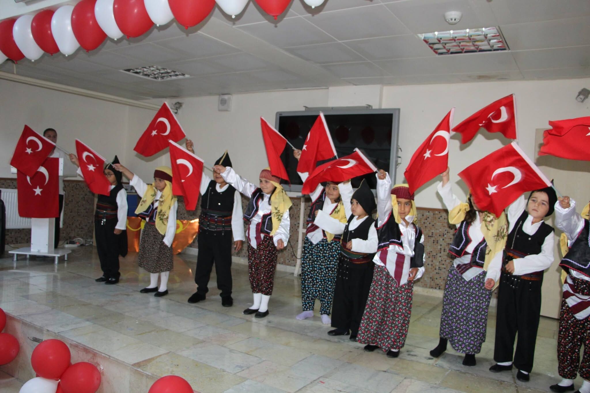 Akpınar’da Minik Mezunlar Sahne Aldı, Kep Attı 3
