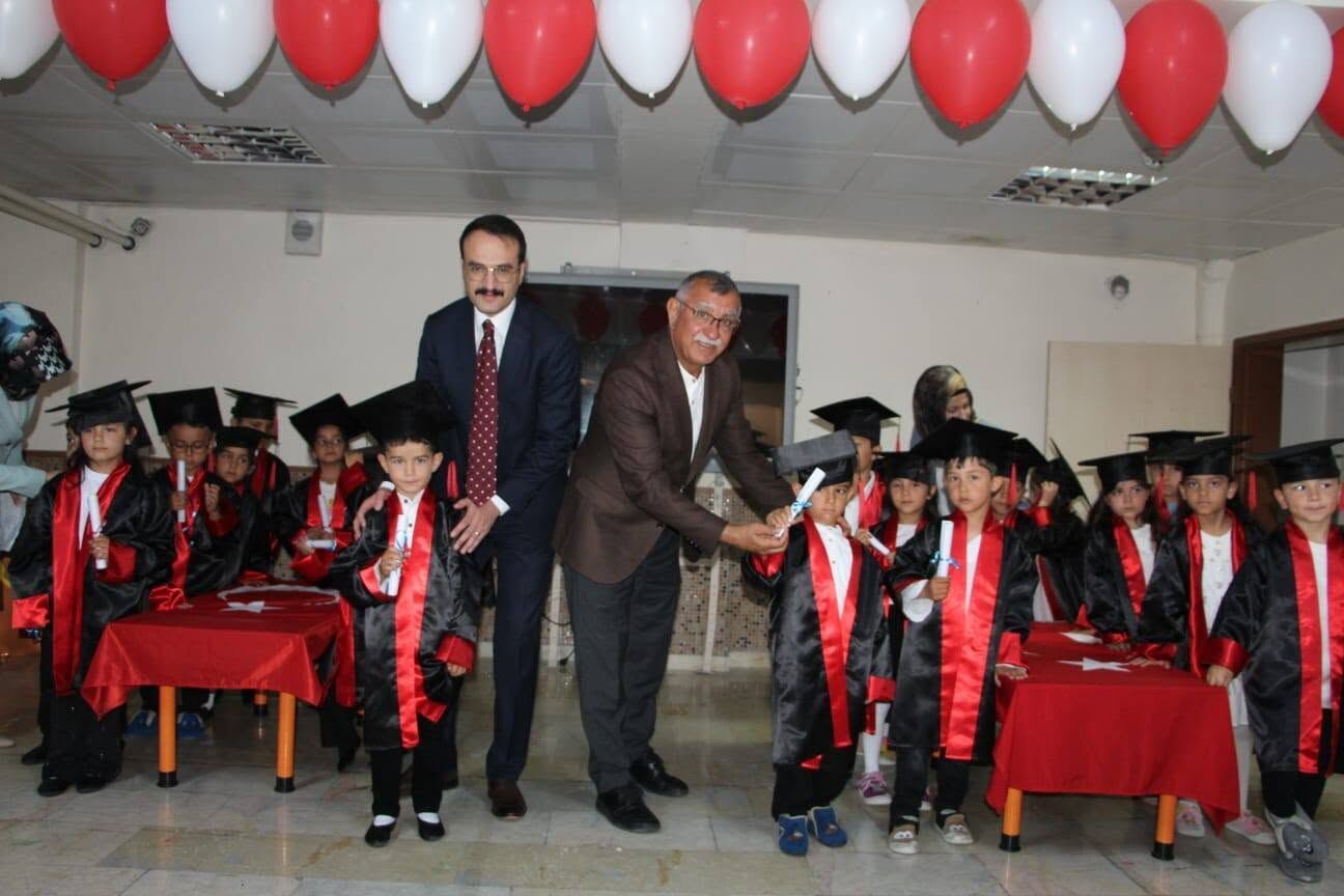 Akpınar’da Minik Mezunlar Sahne Aldı, Kep Attı 4