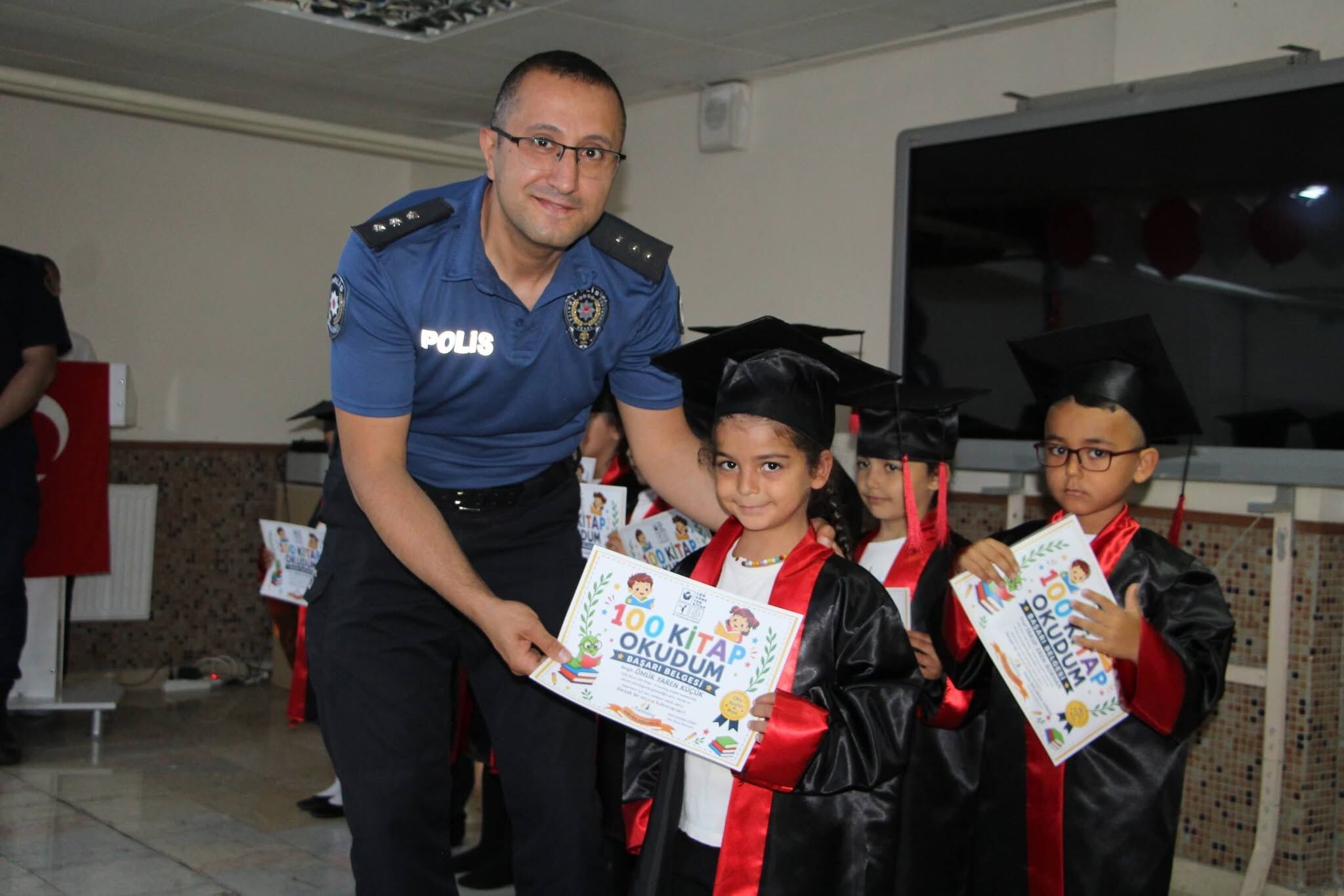 Akpınar’da Minik Mezunlar Sahne Aldı, Kep Attı 9