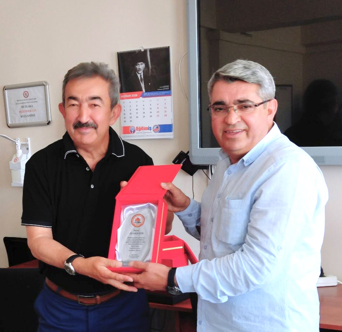 Emekler Unutulmadı, Okulda Plaket Töreni Duygulandırdı (1)