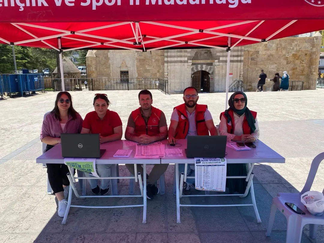 Gençlik Kampları Coşkusunu Cacabey Meydanı’na Taşıdık! 🏕️✨Meydanda Kurduğumuz Tanıtım Standınd (3)