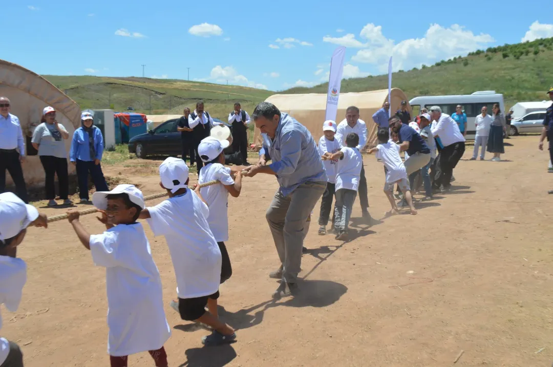 Gözlerindeki Işık, Dünyayı Aydınlatmaya Yeter! ✨🌾 Kırşehir Valiliğimizin Mevsimlik Tarım İşçi (6)