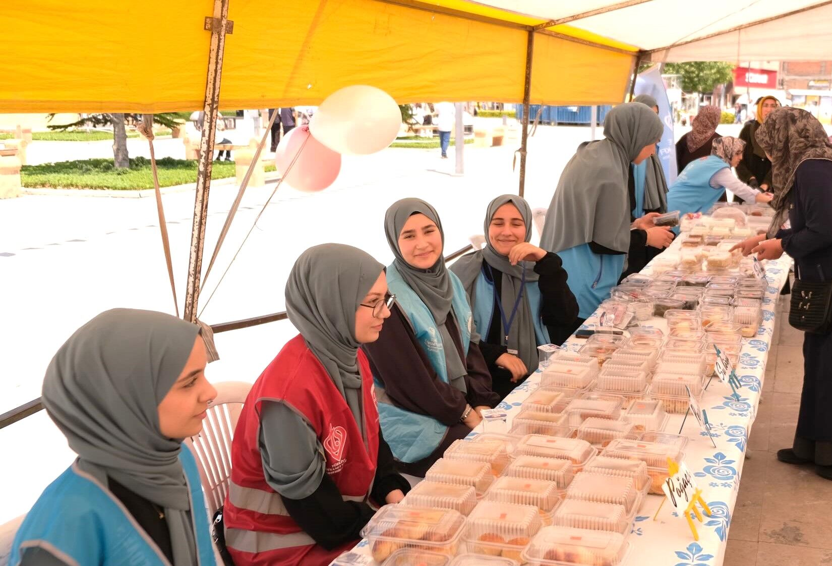 İyilik Çarşısı Kapılarını Açtı (1)