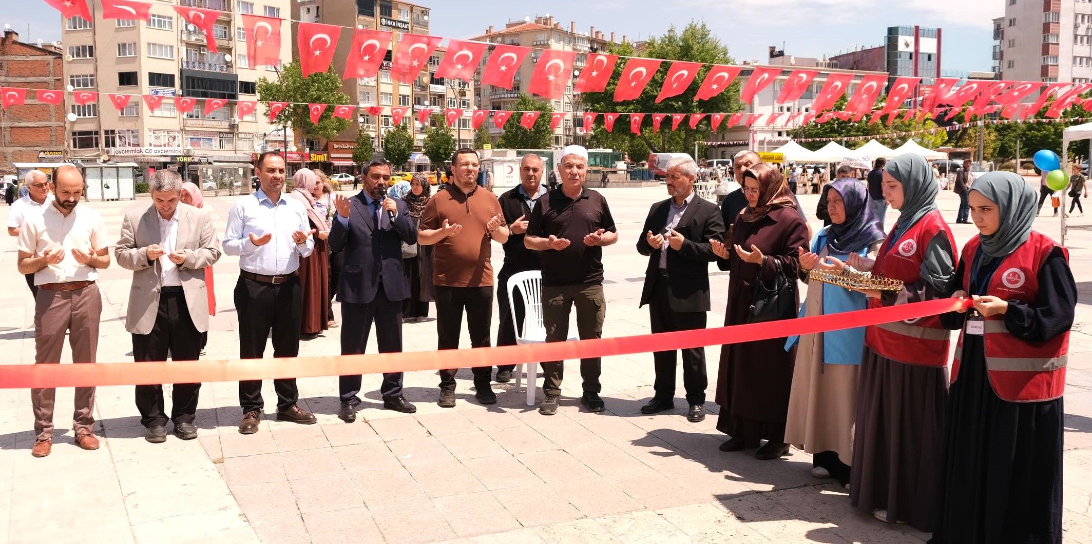İyilik Çarşısı Kapılarını Açtı (8)