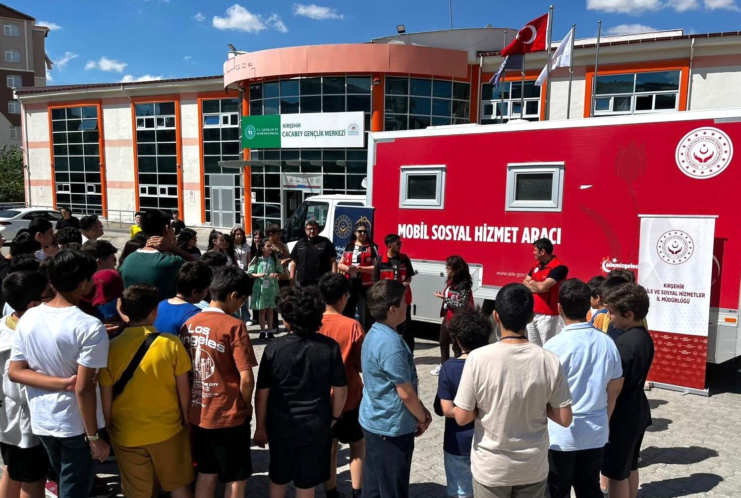 Kırşehir’de Mobil Sosyal Hizmet Aracı Gençlerle Buluştu (1)