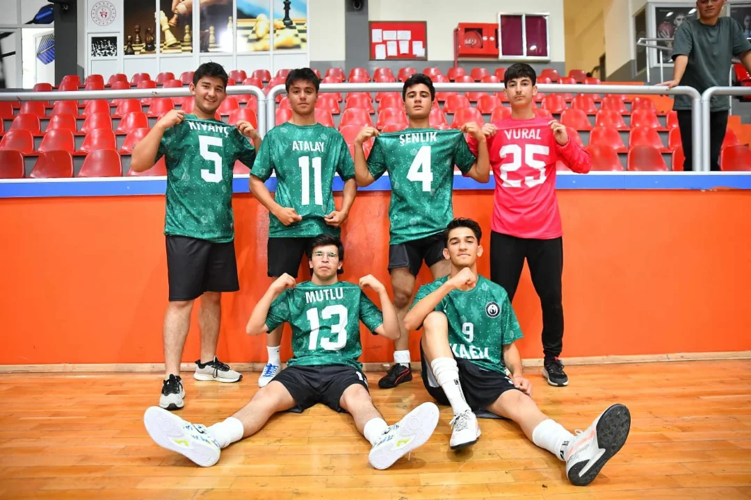 Okul Sporları Gençler B Kategorisi Futsal Müsabakalarında Gösterdikleri Üstün Performansla Il B (1)