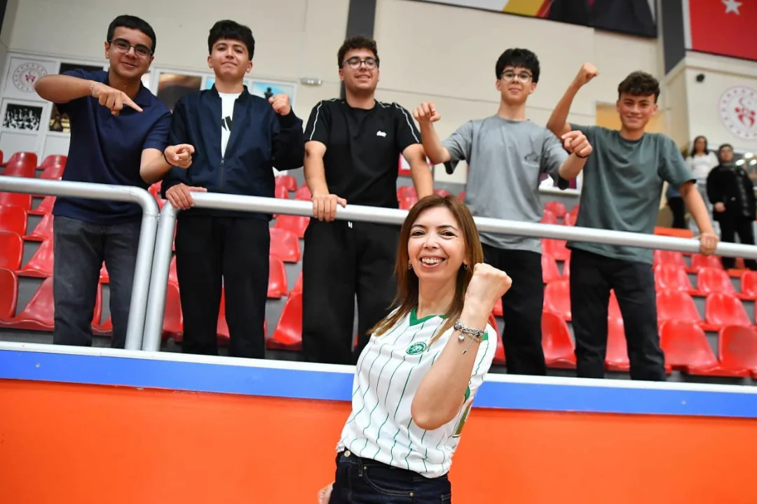 Okul Sporları Gençler B Kategorisi Futsal Müsabakalarında Gösterdikleri Üstün Performansla Il B (11)