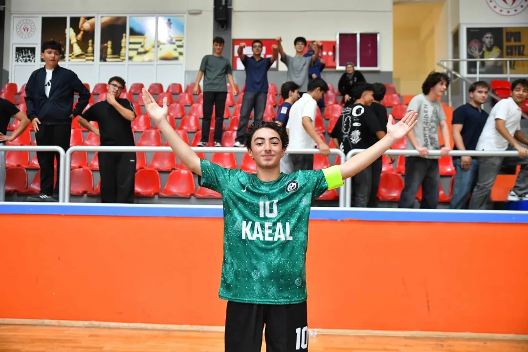 Okul Sporları Gençler B Kategorisi Futsal Müsabakalarında Gösterdikleri Üstün Performansla Il B (3)