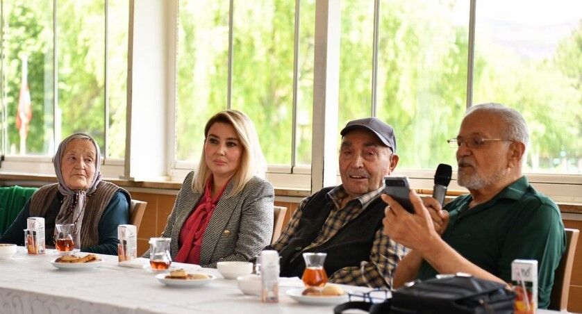 Protokol Eşlerinden Huzurevi Sakinlerine Gönül Köprüsü! (2)