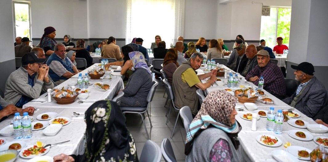 Protokol Eşlerinden Huzurevi Sakinlerine Gönül Köprüsü! (5)