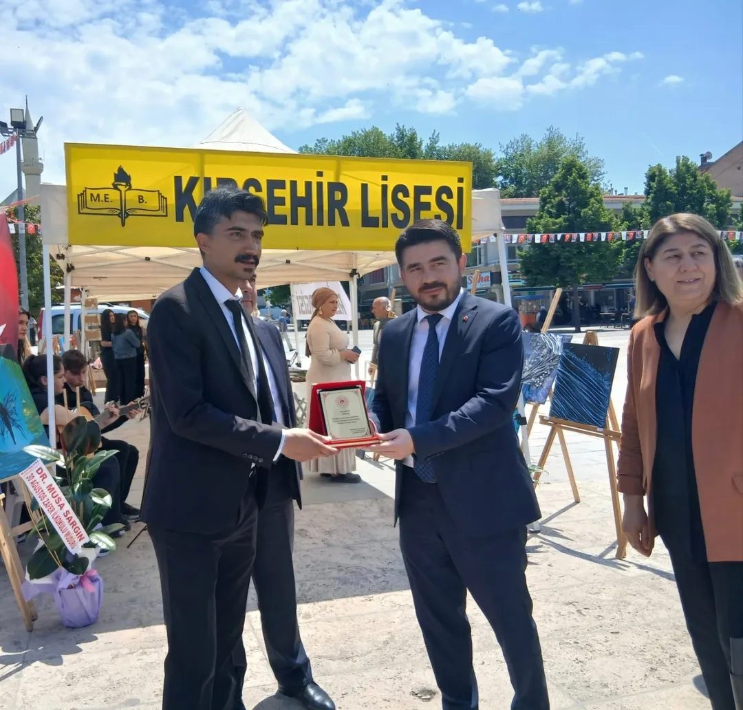 ♻️ Türkiye Çevre Haftası Etkinlikleri Kapsamında “Atıktan Sanata” Sergisi Ziyaret Edilditürkiye (7)