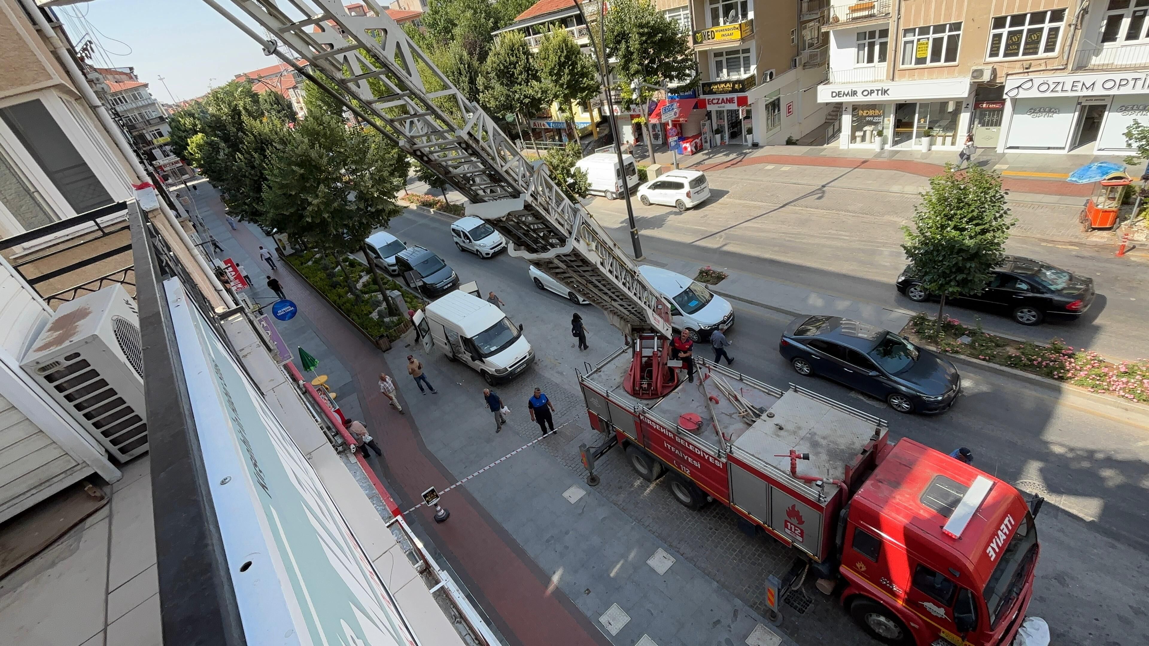 Eski Binadan Düşen Beton Parçaları Korkuttu 2