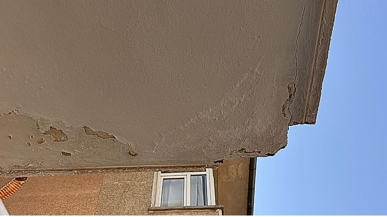 Eski Binadan Düşen Beton Parçaları Korkuttu 33