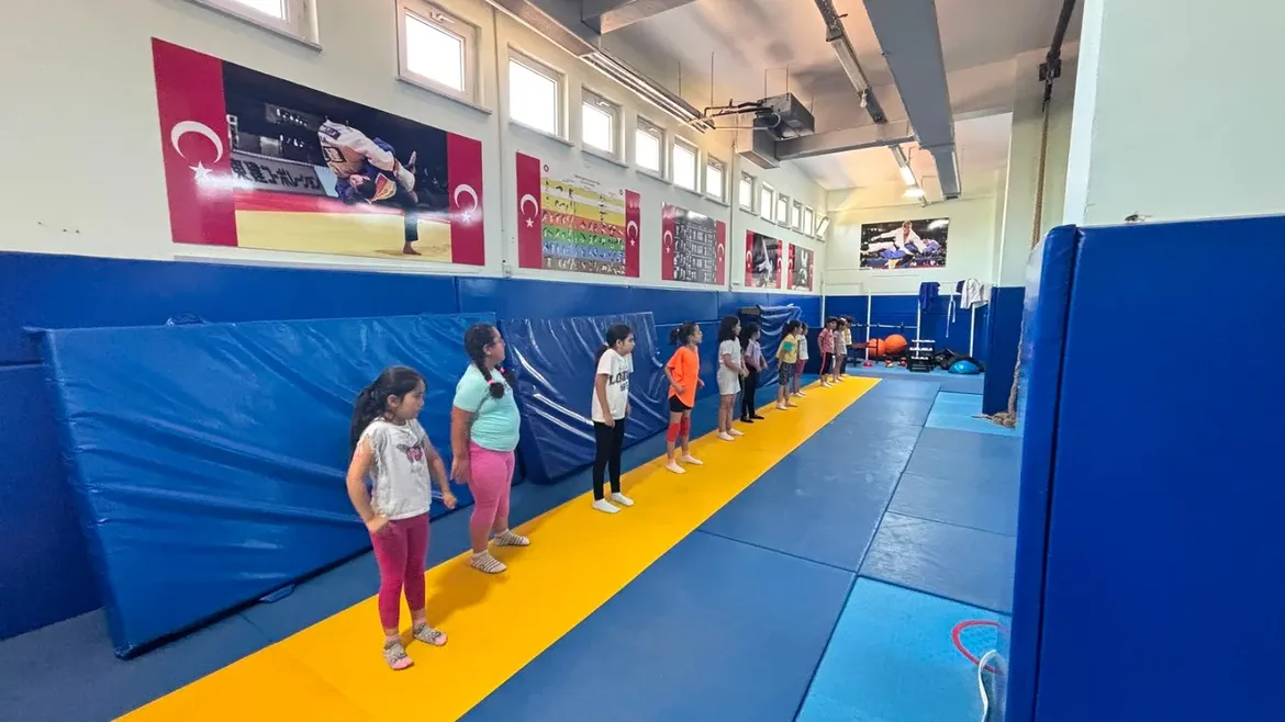 Gsb Spor Okulları Ve Engelsiz Spor Okulları Kapsamında Durmaksızın Devam Eden Cimnastik Antrenm (2)