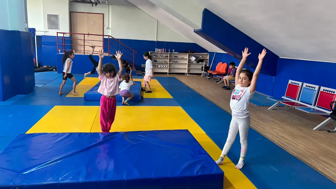 Gsb Spor Okulları Ve Engelsiz Spor Okulları Kapsamında Durmaksızın Devam Eden Cimnastik Antrenm (5)