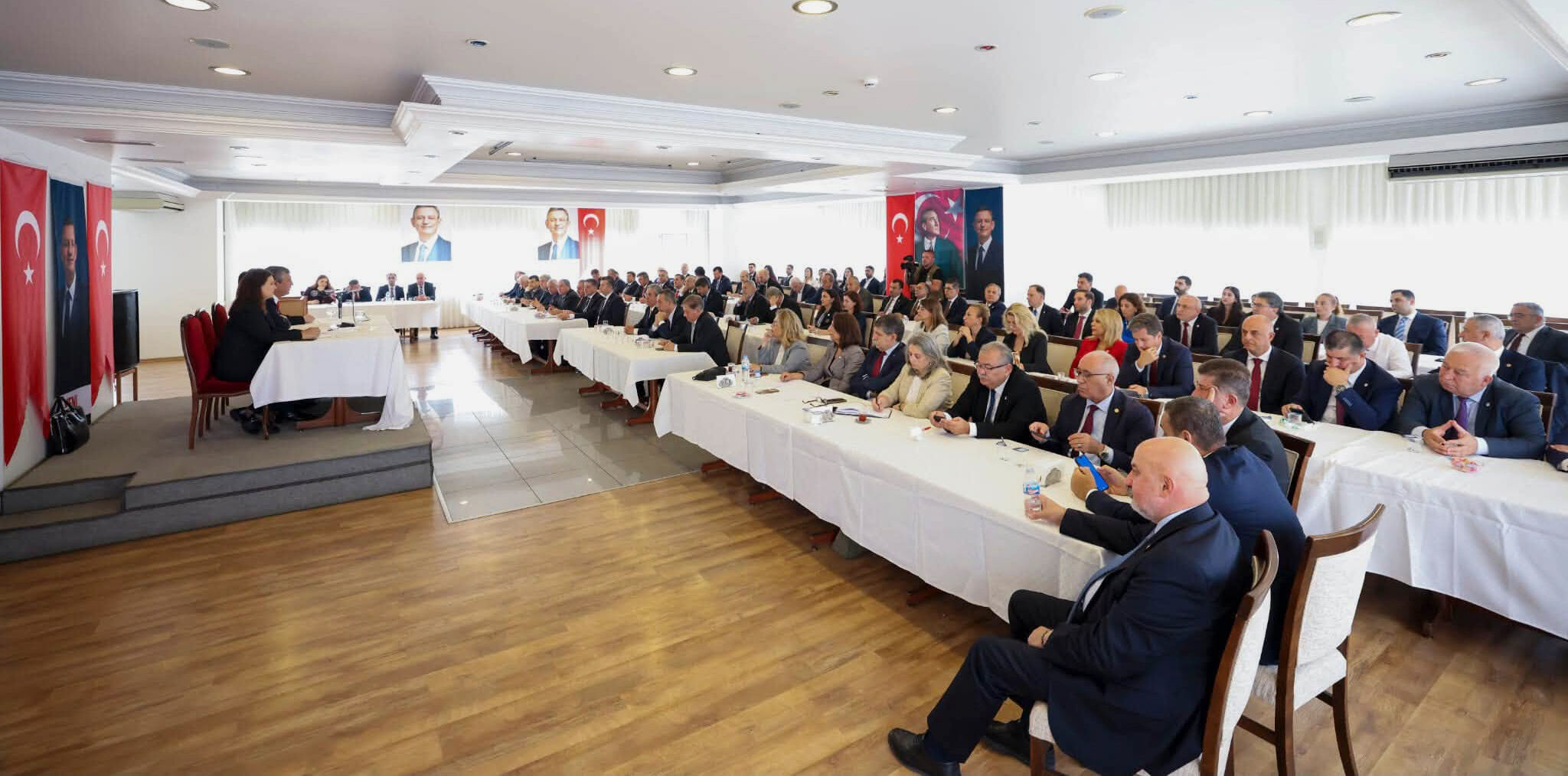 İlhan, Yeni Parti Meclisi Toplantısına Katıldı! Gündemde Demokrasi Ve Gelecek Vardı (1)