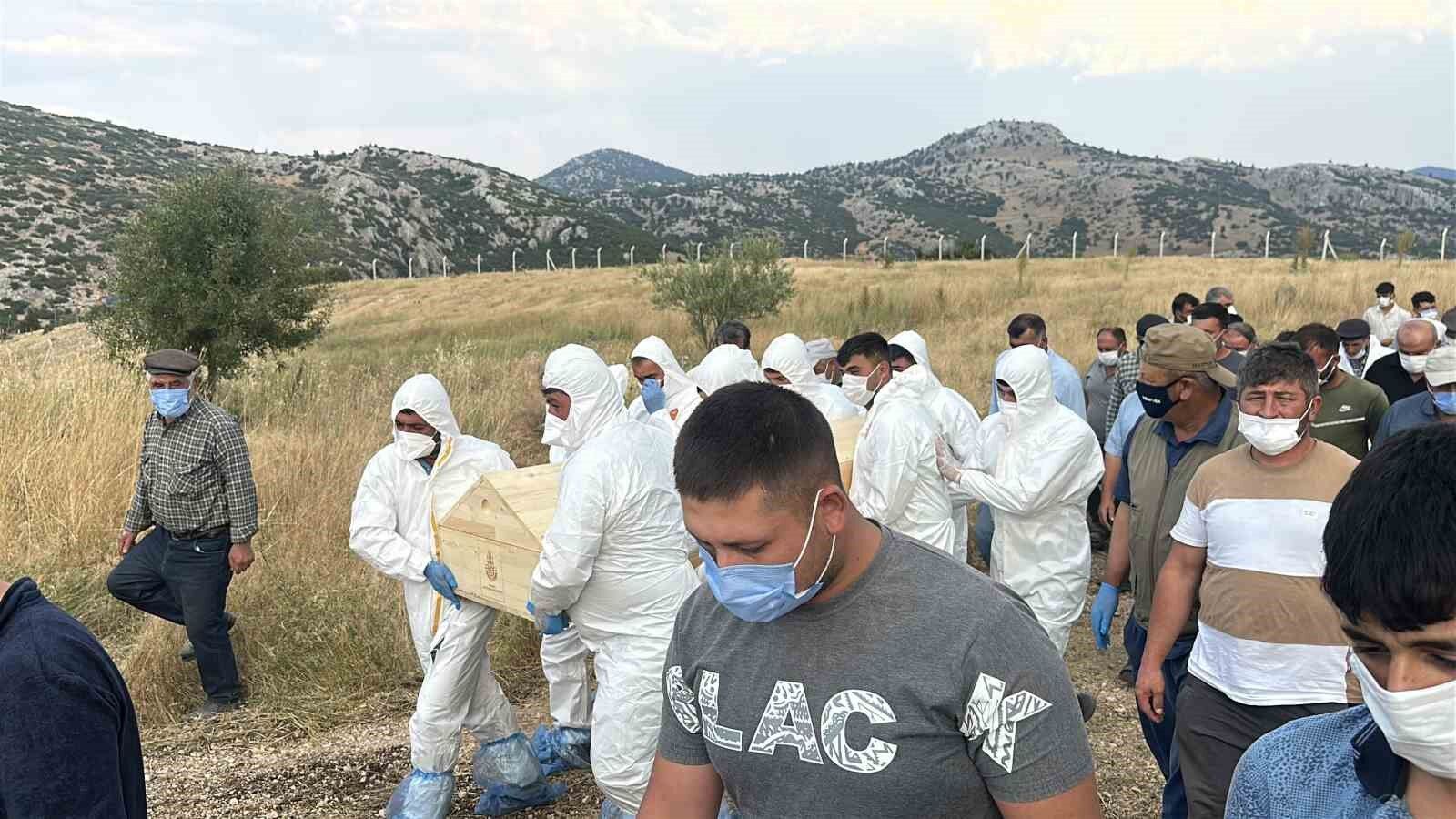 Kene Isirmasi Sonucu Hayatini Kaybeden Kadin Defnedildi 5