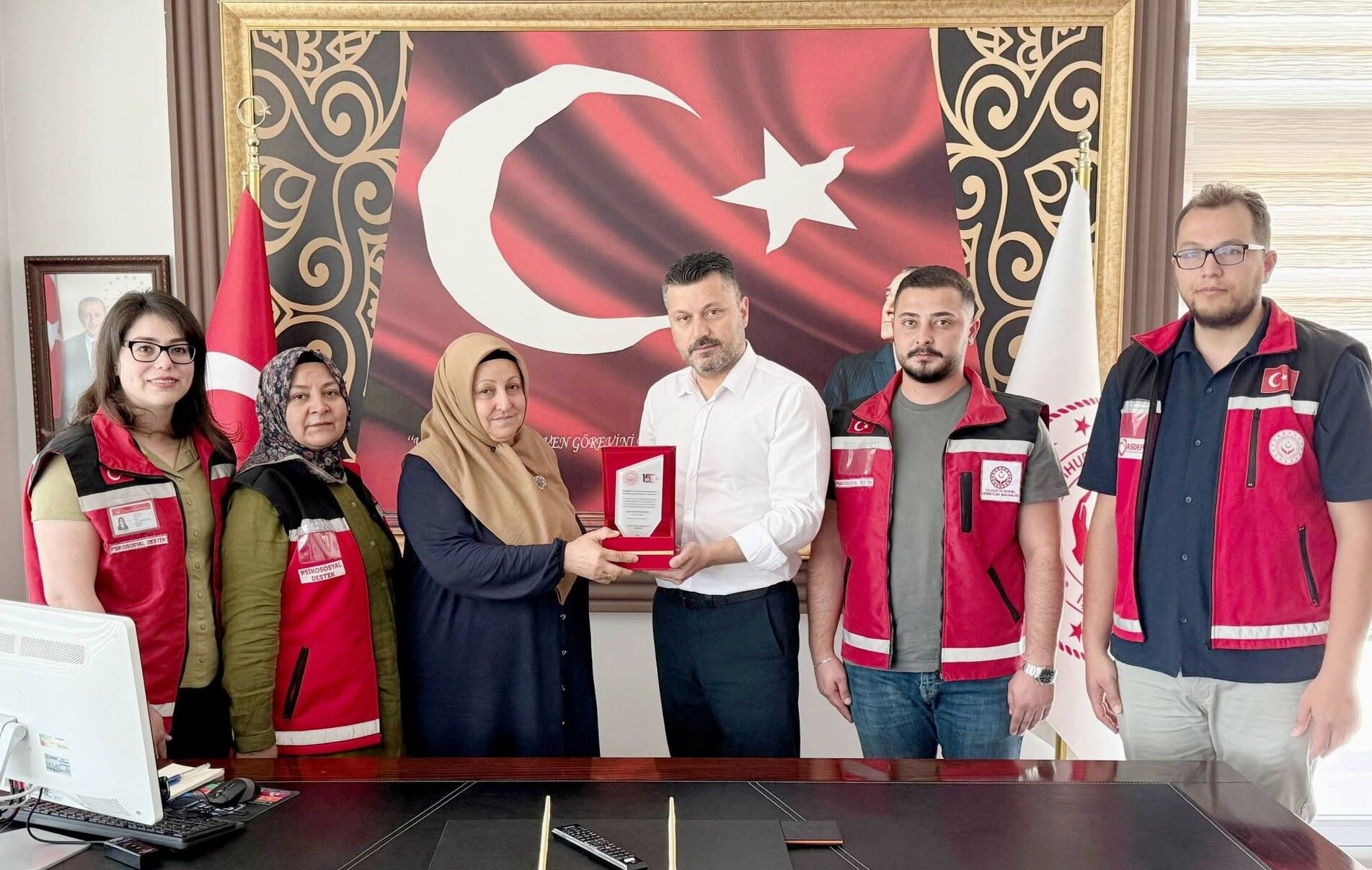 Kırşehir'de 15 Temmuz Şehidi Ayhan Keleş'in Kardeşine Anlamlı Vefa Plaketi (2)