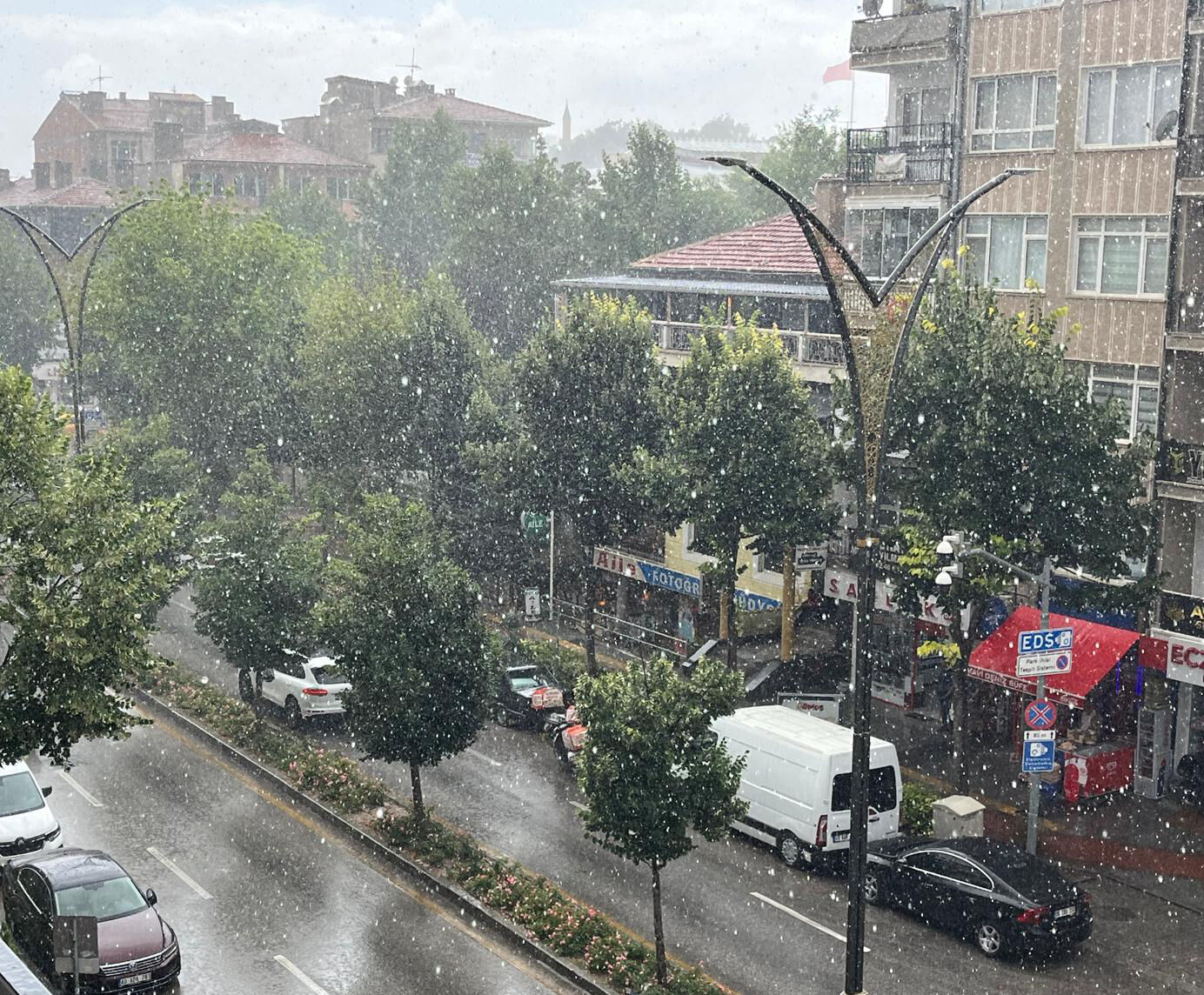 Kırşehir’de Öğle Saatlerinde Aniden Bastırdı! (1)
