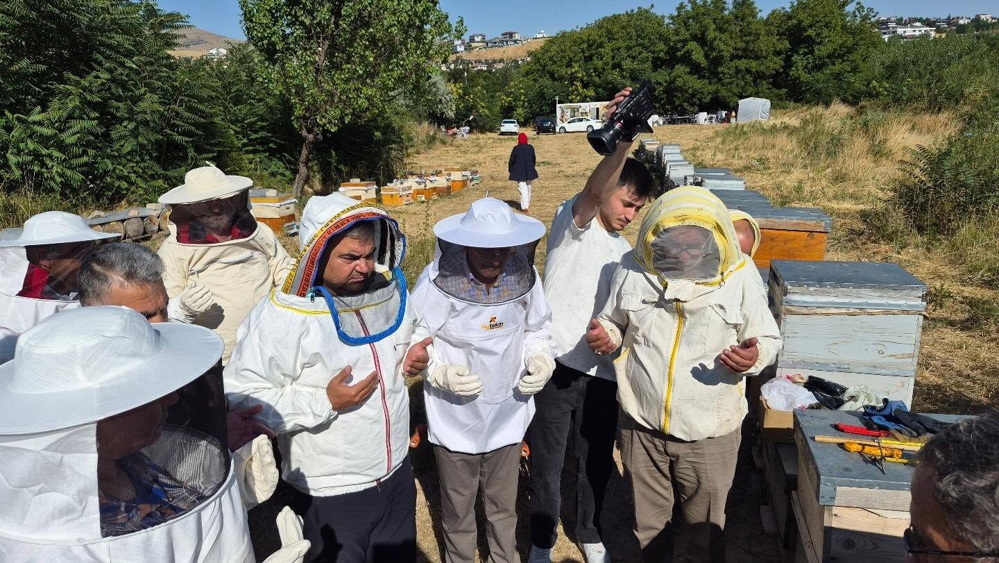 Arıcılar Sezonun İlk Ürünlerini Topluyor 5