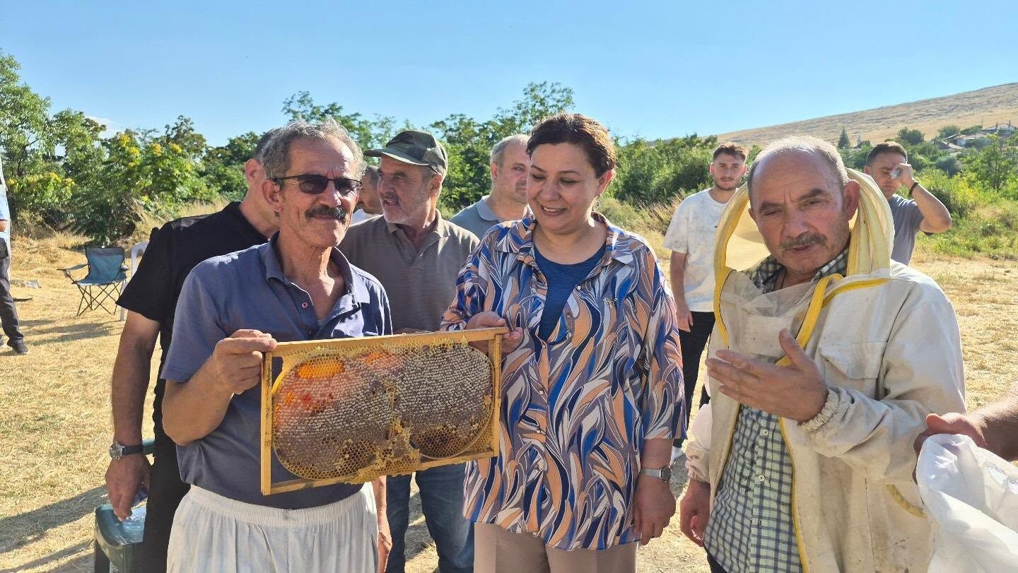 Arıcılar Sezonun İlk Ürünlerini Topluyor 7