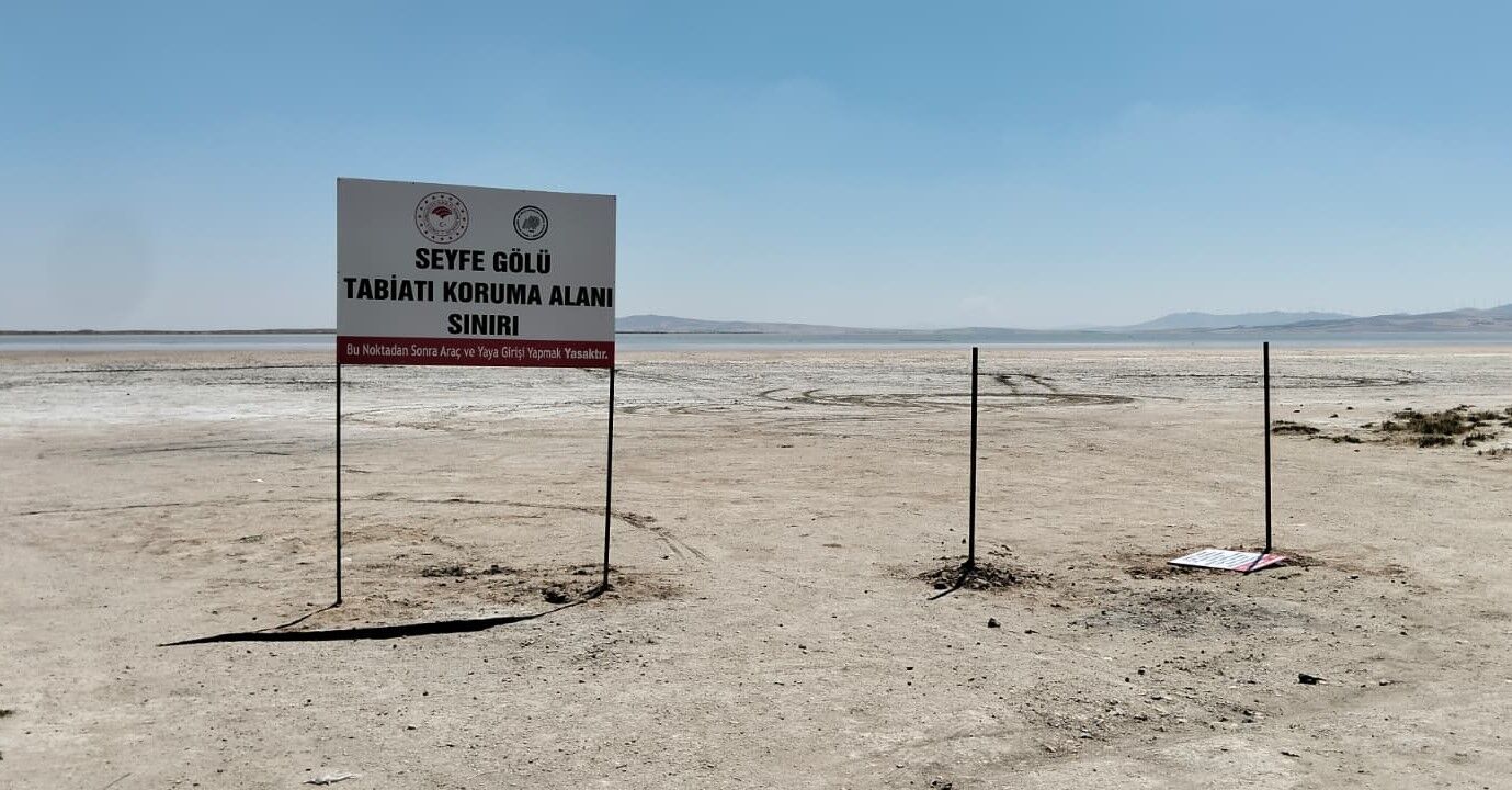 Kırşehir Seyfe Gölü’nde Dikkat Çeken Olay Tabelalar Neden Söküldü (2)