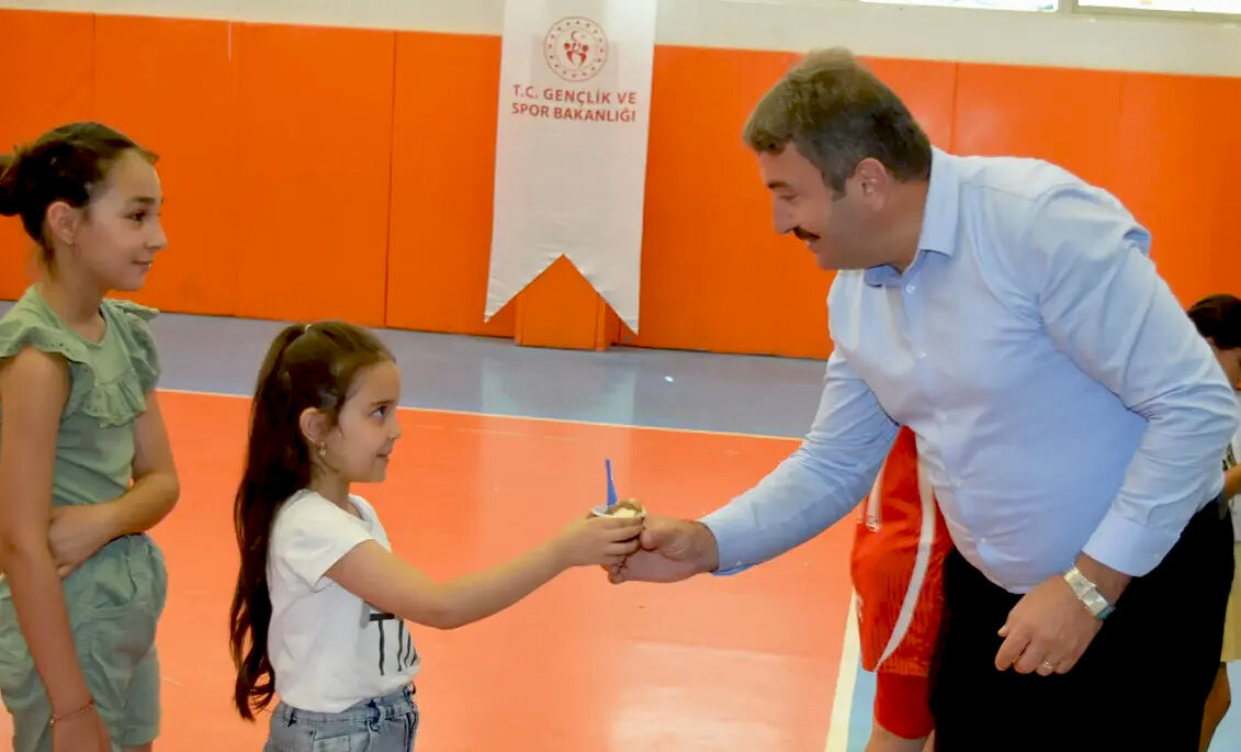 Kırşehir’de Gençler Halk Oyunlarıyla Kültürel Mirası Yaşatıyor (2)