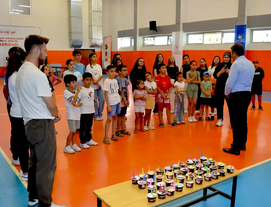 Kırşehir’de Gençler Halk Oyunlarıyla Kültürel Mirası Yaşatıyor (4)