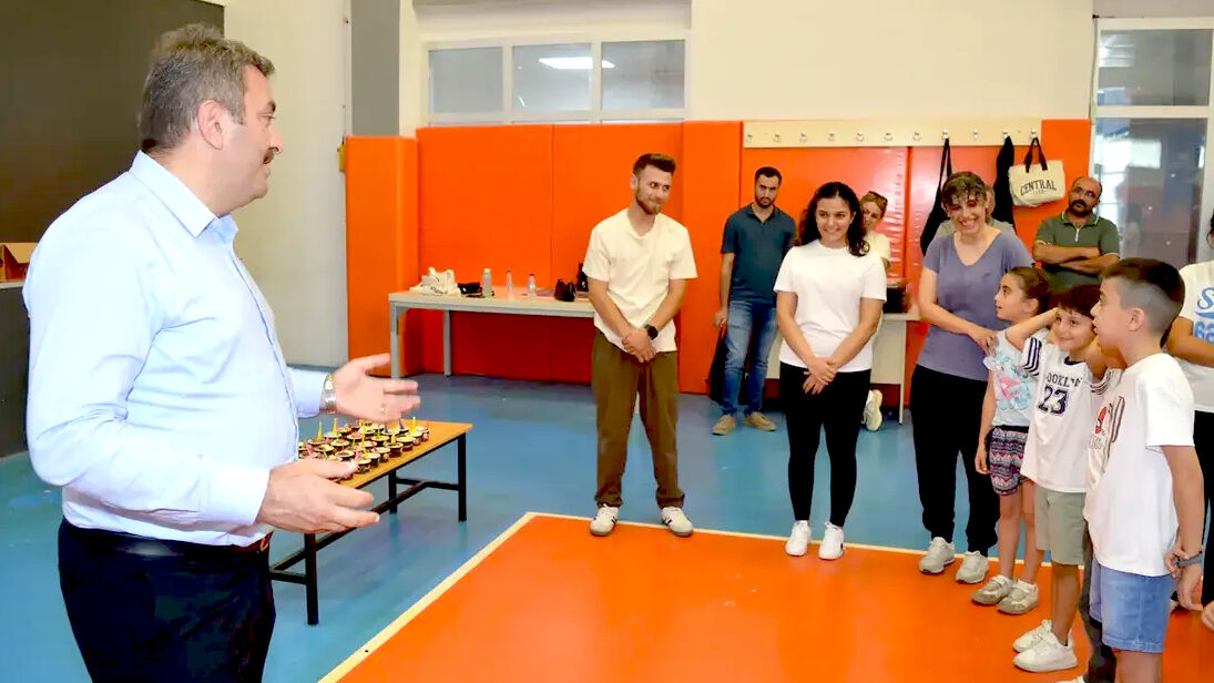 Kırşehir’de Gençler Halk Oyunlarıyla Kültürel Mirası Yaşatıyor (5)