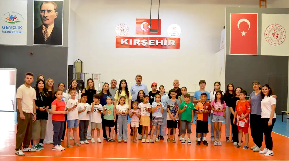 Kırşehir’de Gençler Halk Oyunlarıyla Kültürel Mirası Yaşatıyor (7)