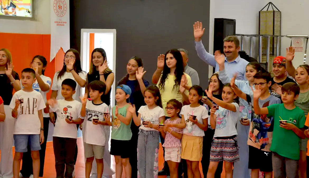 Kırşehir’de Gençler Halk Oyunlarıyla Kültürel Mirası Yaşatıyor (8)