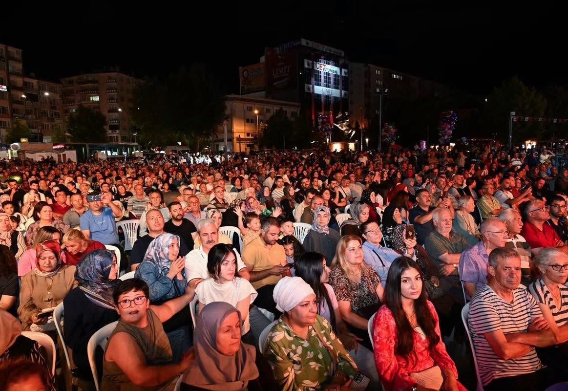 Kırşehir’de Neşet Ertaş Türküleri Cacabey Meydanı’nı Doldurdu