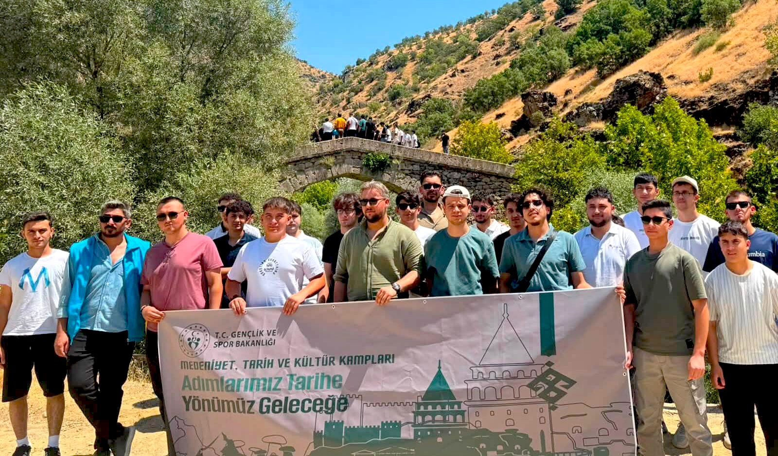 Kırşehirli Gençler Hakkâri’de Tarih Ve Kültürle Buluştu (9)