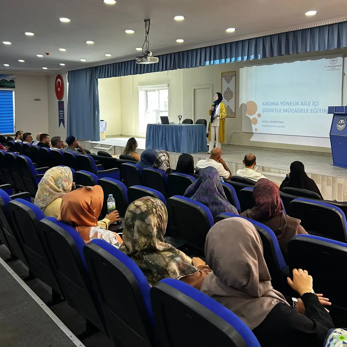 Merkez Shmde Görev Yapan Çocuk Gelişimci Rabia Koçyi̇ği̇t Özcan, Sosyal Çalışmacı Büşra Demi̇ryür