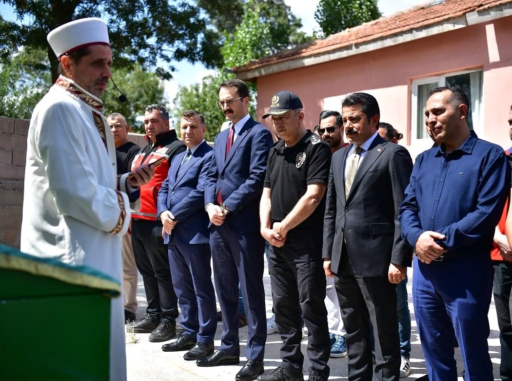 Şehit Jandarma Başçavuş Serkan Tekin’in Annesi Son Yolculuğuna Uğurlandı (2)
