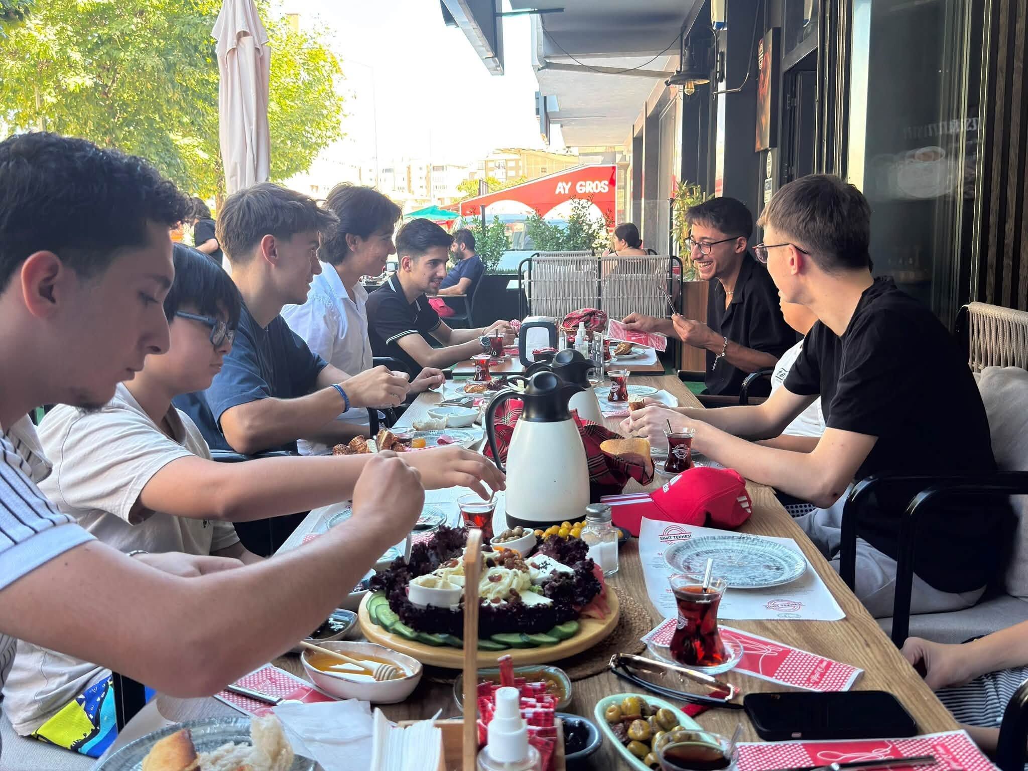 Ülkü Ocakları Kırşehir’de Gençleri Kahvaltıda Bir Araya Getirdi