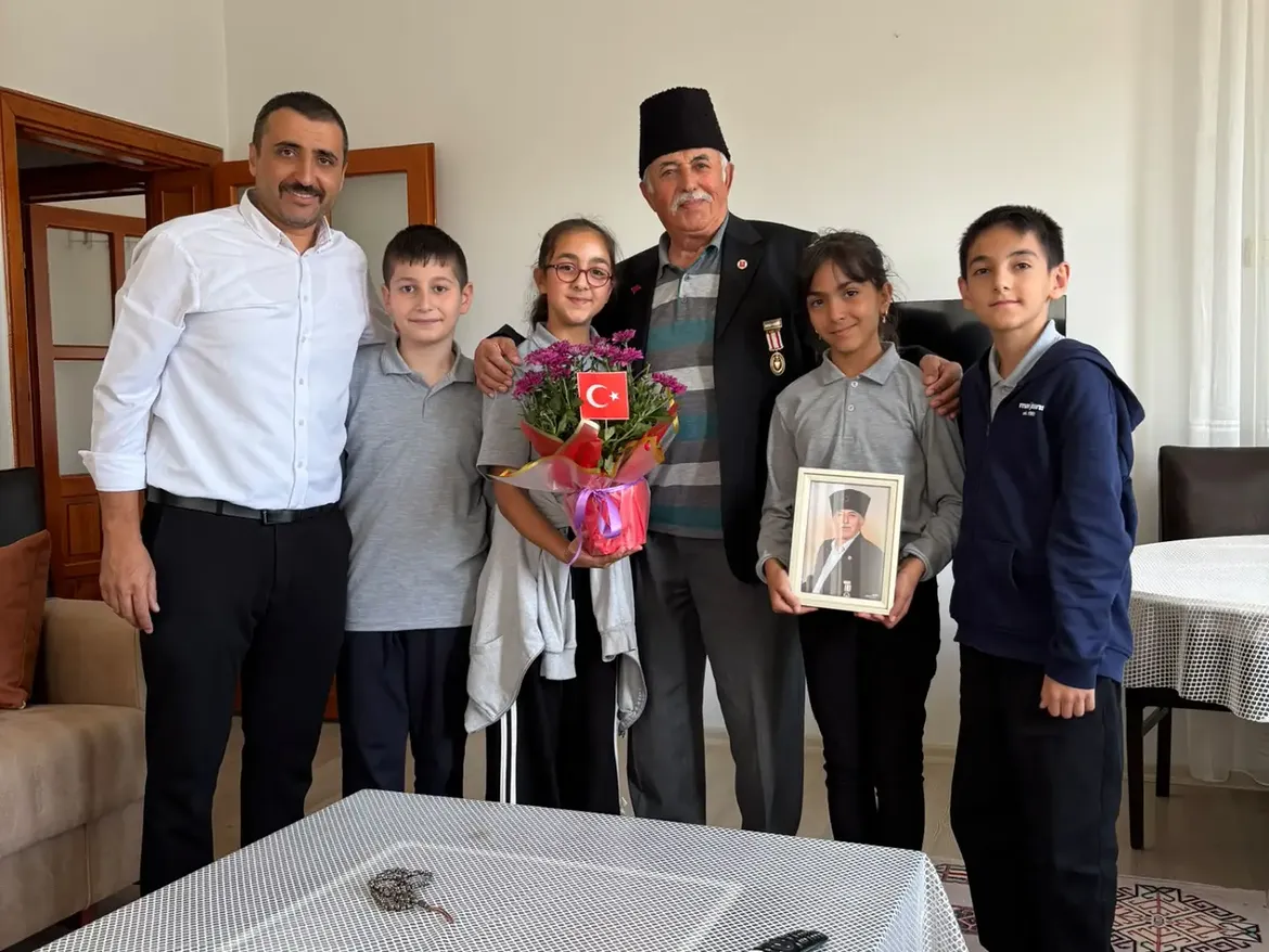 19 Eylül Gaziler Günü Dolayısıyla Müdürümüz Aziz Maraşli, Öğretmenimiz İhsan Koç Ve Öğrencileri (1)