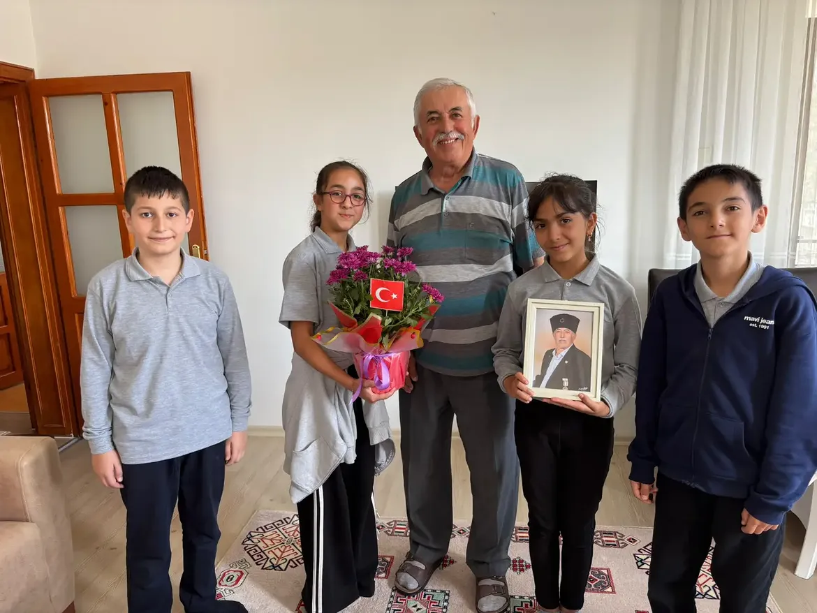 19 Eylül Gaziler Günü Dolayısıyla Müdürümüz Aziz Maraşli, Öğretmenimiz İhsan Koç Ve Öğrencileri (2)