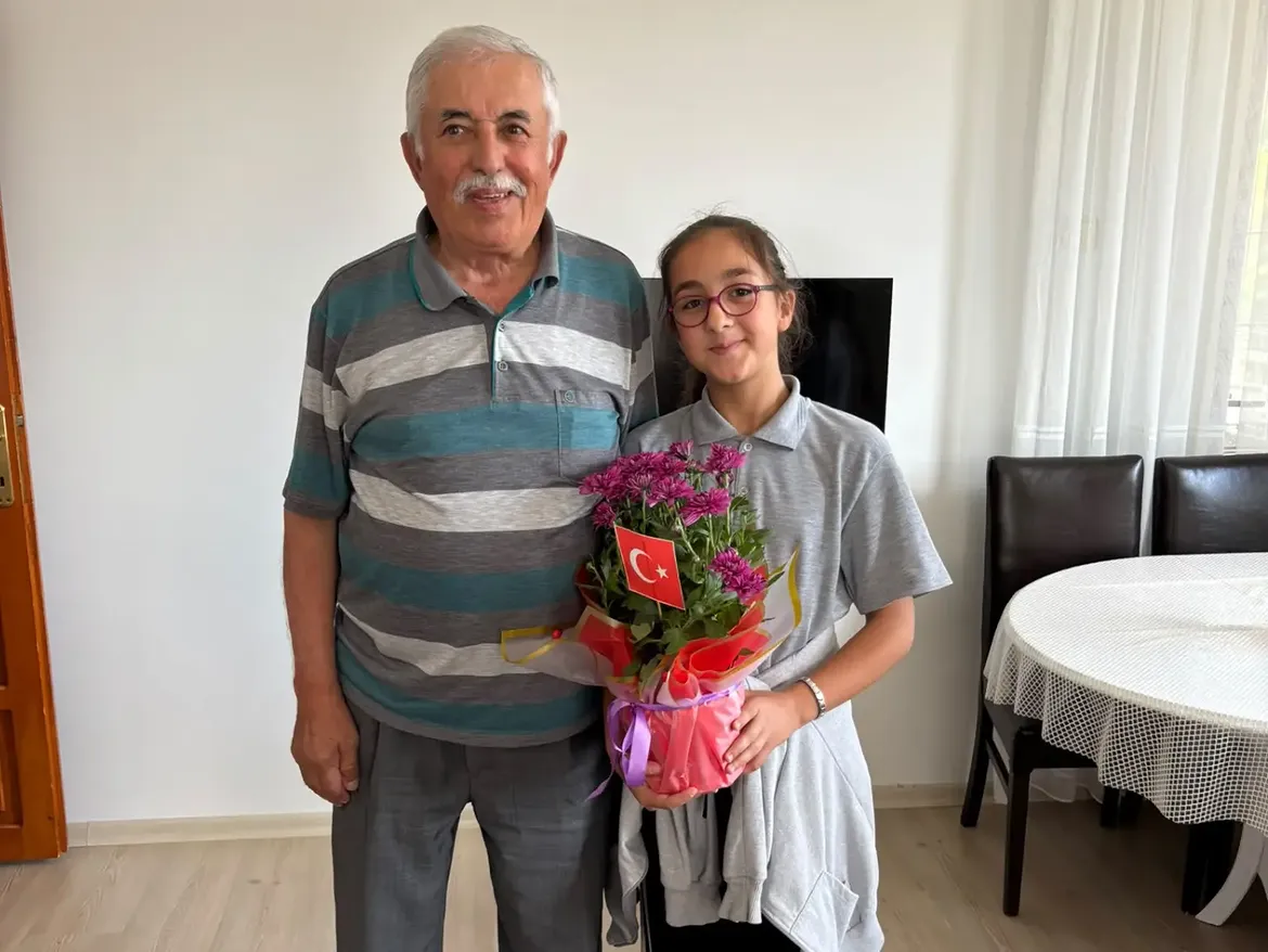 19 Eylül Gaziler Günü Dolayısıyla Müdürümüz Aziz Maraşli, Öğretmenimiz İhsan Koç Ve Öğrencileri (3)