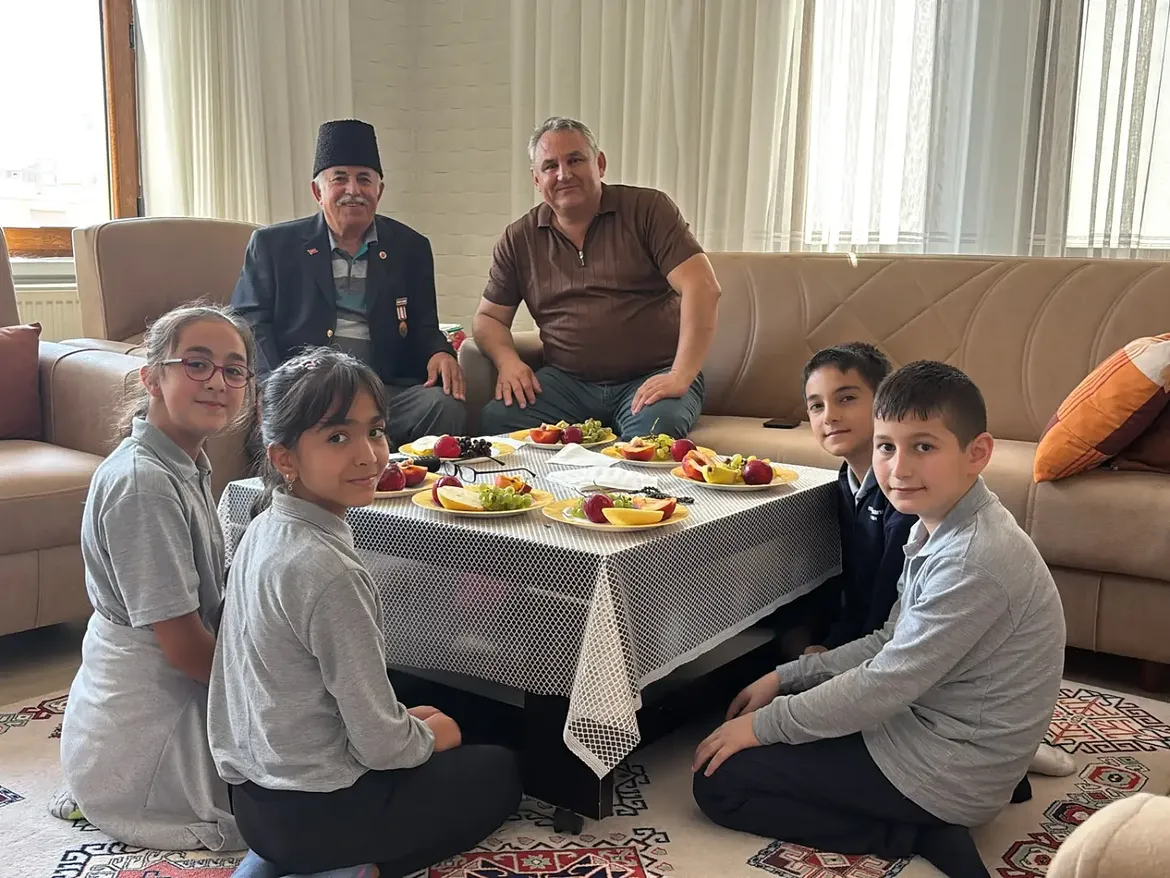 19 Eylül Gaziler Günü Dolayısıyla Müdürümüz Aziz Maraşli, Öğretmenimiz İhsan Koç Ve Öğrencileri (4)