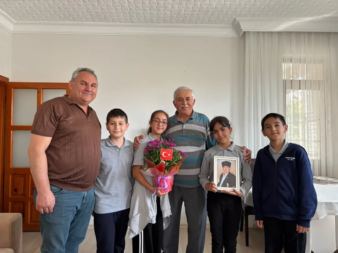 19 Eylül Gaziler Günü Dolayısıyla Müdürümüz Aziz Maraşli, Öğretmenimiz İhsan Koç Ve Öğrencileri