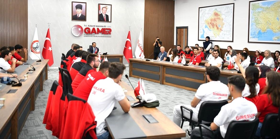 81 Ilden Kırşehir’e Uzanan Buluşmada Vali Demiryürek Gençlerle Buluştu (3)