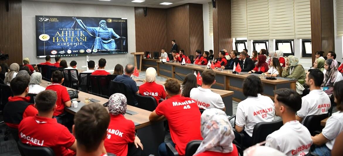 81 Ilden Kırşehir’e Uzanan Buluşmada Vali Demiryürek Gençlerle Buluştu (5)